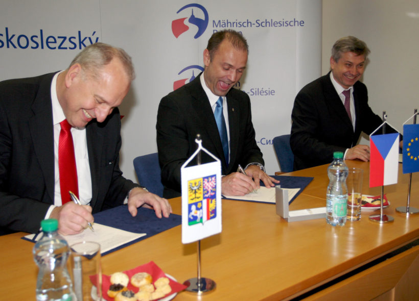 Podpis dohody o Krajském bezpečnostním integrovaném centru. Zleva Evžen Tošenovský, Ivan Langer a Petr Kajnar.  
