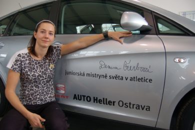Denisa Štěrbová u svého nového vozu Seat, který jí zapůjčil ostravský autosalon Auto Heller. 