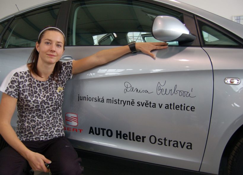 Denisa Štěrbová u svého nového vozu Seat, který jí zapůjčil ostravský autosalon Auto Heller. 