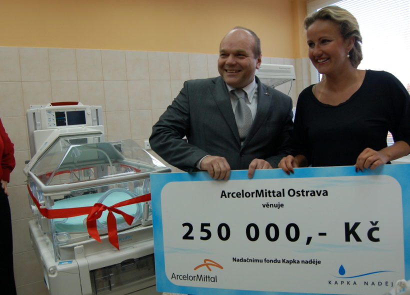 Ivo Chmelík předává Vendule Svobodové šek pro její nadaci. 