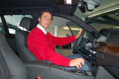 Jan Železný ve voze BMW, pro který si přijel do Ostravy do autosalonu CarTec Group. 