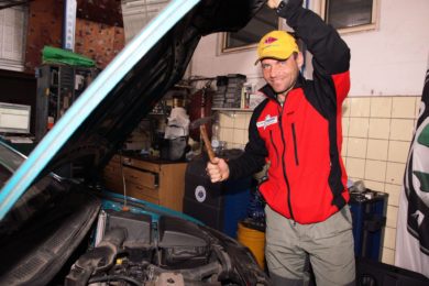 Horolezec Libor Uher. Je automechanik, avšak sportuje i v dílně. Má tam cvičnou stěnu. Foto: Robert Mročka