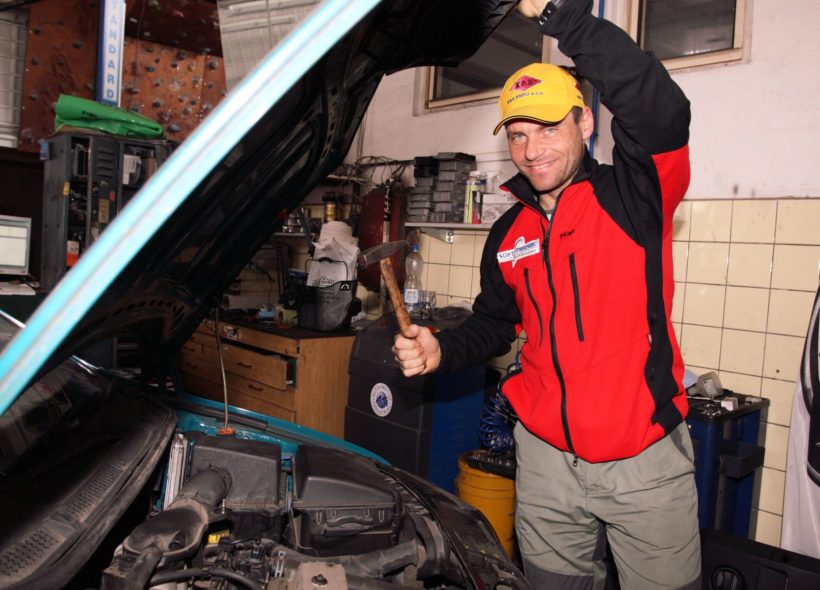 Horolezec Libor Uher. Je automechanik, avšak sportuje i v dílně. Má tam cvičnou stěnu. Foto: Robert Mročka