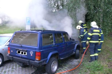 Požár automobilu na Jižních Svazích. Foto: HZS Zlínského kraje