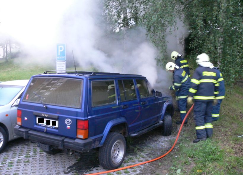 Požár automobilu na Jižních Svazích. Foto: HZS Zlínského kraje