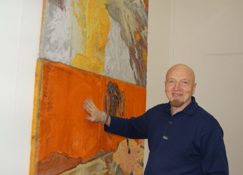 Michael Rittstein ukazuje rozdílné povrhy na jednom ze svých obrazů v ostravském Domě umění. Foto: René Stejskal