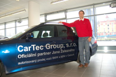 Jan Železný u svého nového BMW.