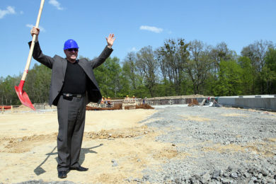 Avetisyan s lopatou. Hurá, začínáme stavět. Díky továrně bude více dortíků, které se dostanou do mnoha zemí světa. Foto: Robert Mročka