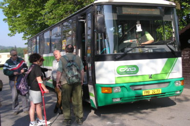 Lidé nastupují do autobusu v Raškovicích. Vyveze je na Lysou horu. Foto: archiv