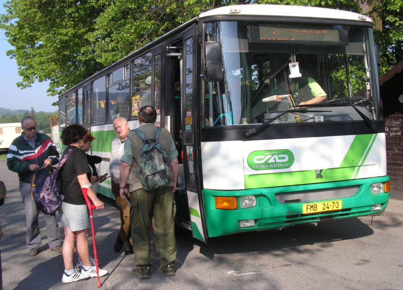 Lidé nastupují do autobusu v Raškovicích. Vyveze je na Lysou horu. Foto: archiv