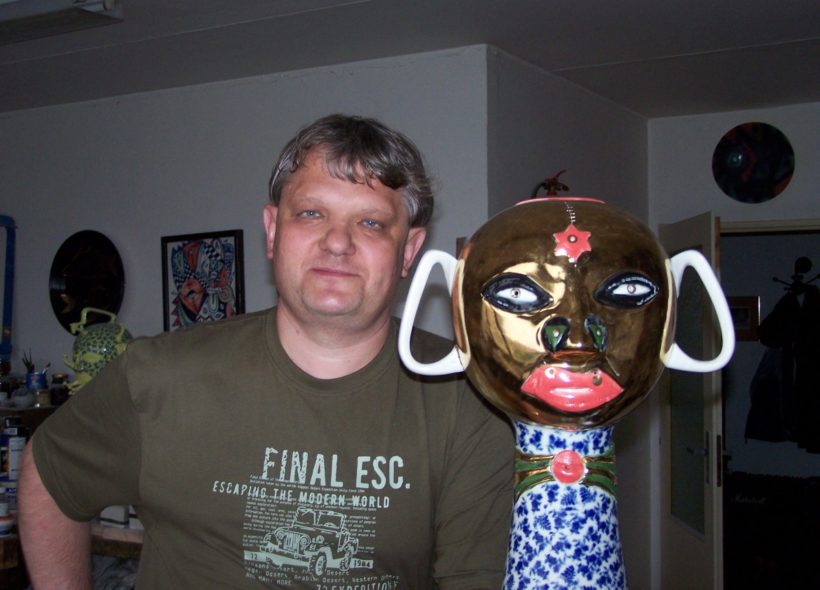 Milan Martiník (vlevo) s jednou ze svých plastik.