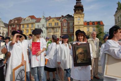 Malíři vyrážejí na pochod centrem Ostravy. 