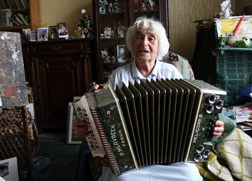 Eliška Servátková umí hrát na heligonku. Další z mnoha překvapení, co tato dáma dokáže. Foto: Robert Mročka