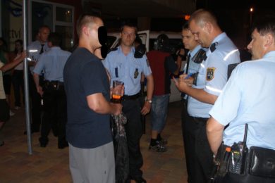 Policisté kontrolují nezletilé, zda nepili alkohol.  