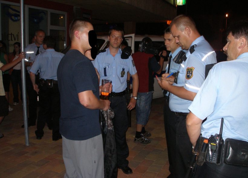 Policisté kontrolují nezletilé, zda nepili alkohol.  