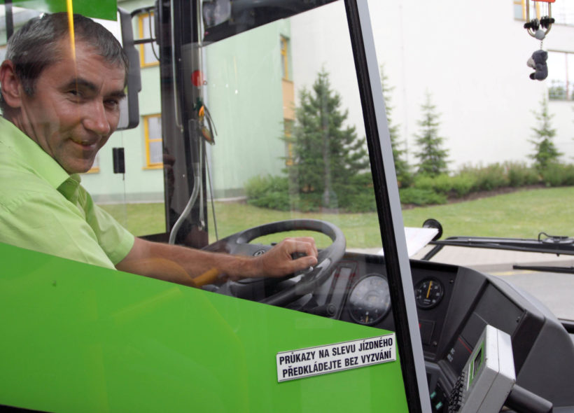 Řidič autobusu si musí zvyknout na celodenní otřesy.