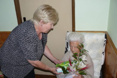Místostarostka Libuše Škrabolová blahopřeje Antonii Komoňové.