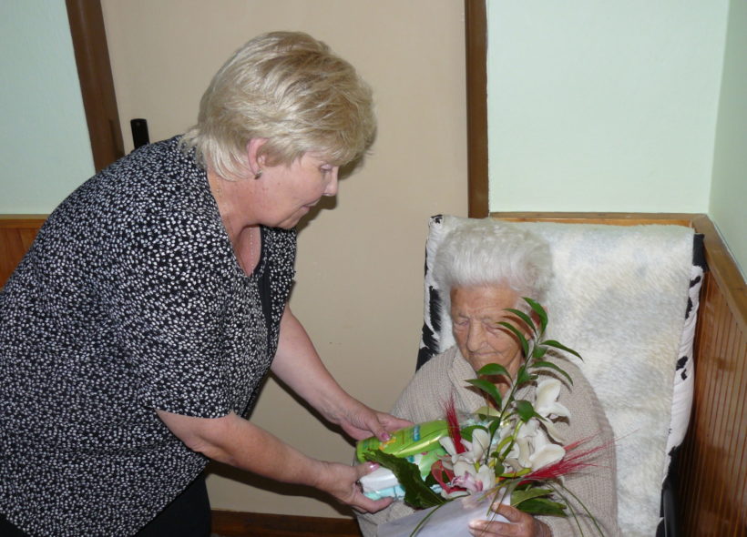 Místostarostka Libuše Škrabolová blahopřeje Antonii Komoňové.