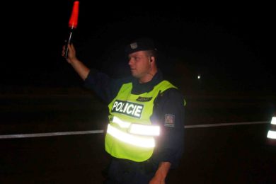 Policista zastavuje automobil. 