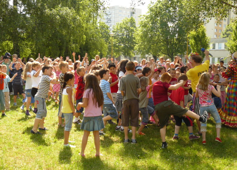 Děti dovádějí na rozlučkové diskotéce v Otrokovicích.