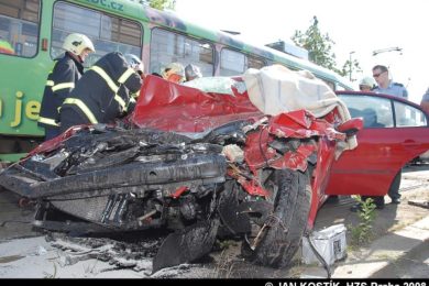 Začšátkem června pražští hasiči zasahovali před starostrašnickým krematoriem i u vážné dopravní nehody. 
