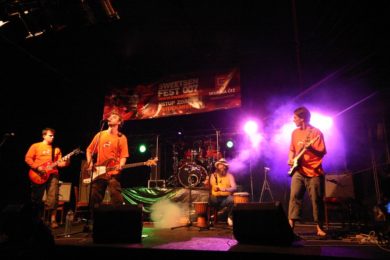 Skupina RK 130 na Sweetsen festu loni hrála s hostem - Ivošem Pokludou. Foto: archiv kapely