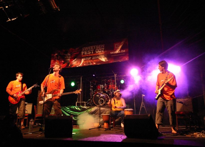 Skupina RK 130 na Sweetsen festu loni hrála s hostem - Ivošem Pokludou. Foto: archiv kapely
