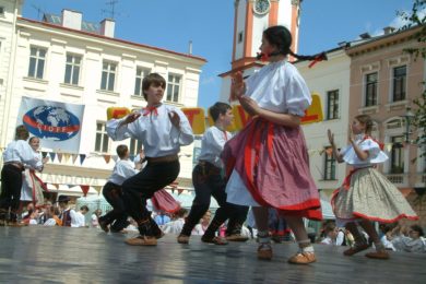 Folklorní festival na náměstí je podívanou i pro ty, kterým folklor nic neříká. 