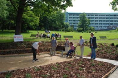 Senioři při hře pétanq.