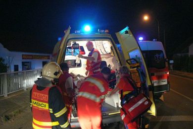 Záchranáři při havárii vozu v Želechovicích nad Dřevnicí.