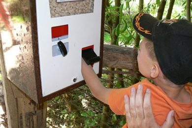 Hasiči vyprošťovali ruku malého chlapce z automatu ve zlínské zoo. 