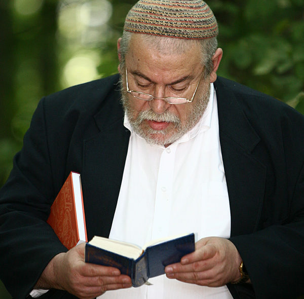 Vrchní český zemský rabín Efraim Karol Sidon při modlitbě u židovského hrobu.