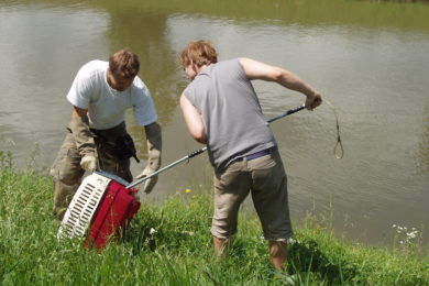 Pracovníci při odchytu nutrií u řeky Dřevnice ve Zlíně.