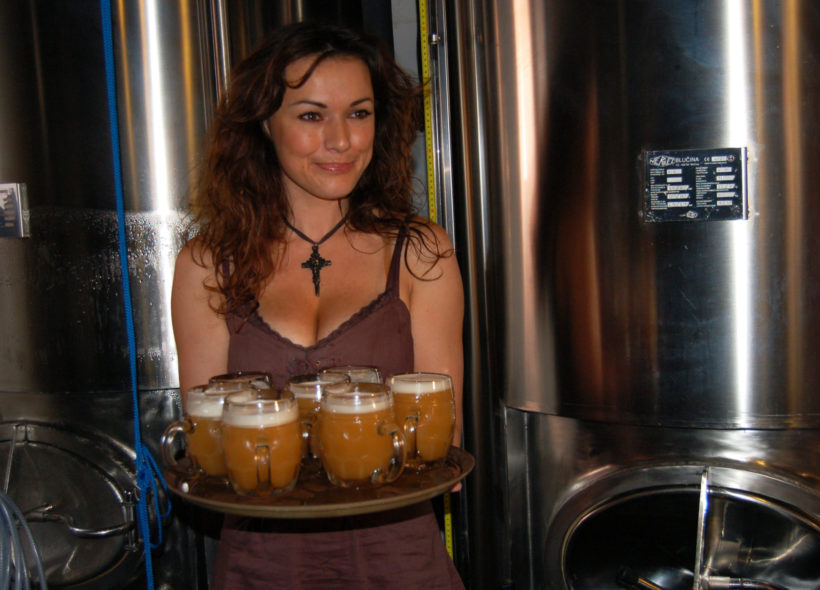 Kateřina Kaločová s prvním natočeným pohankovým pivem. 