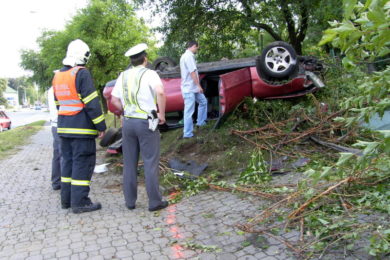 Havárie vozidla na frekventované silnici ve Zlíně.