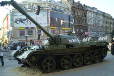 I dnes působí tank v ulicích města nepatřičně