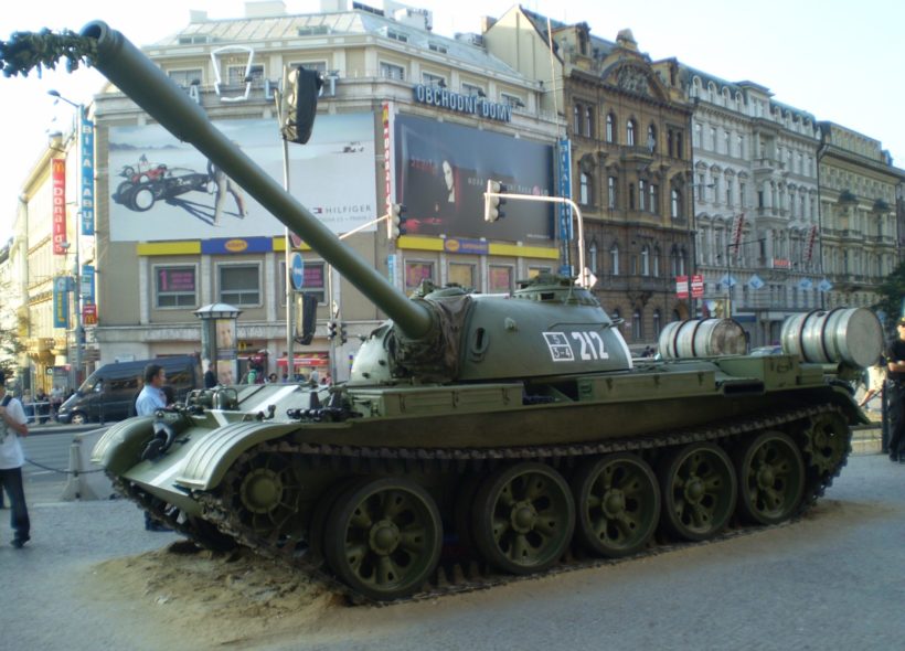 I dnes působí tank v ulicích města nepatřičně