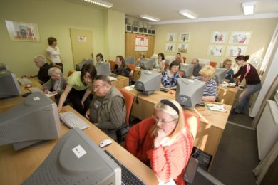 Senioři v Praze 10 mají v Limuzské možnost naučit se s internetem i od úplných začátků.