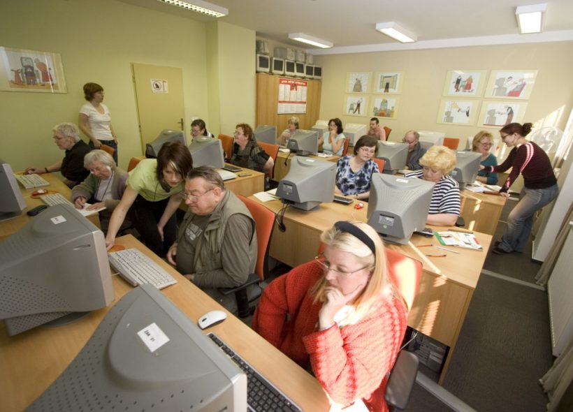 Senioři v Praze 10 mají v Limuzské možnost naučit se s internetem i od úplných začátků.