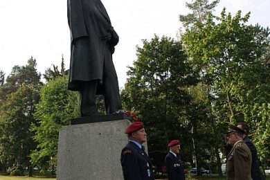 Kladení věnců k soše T. G. Masaryka ve Zlíně.