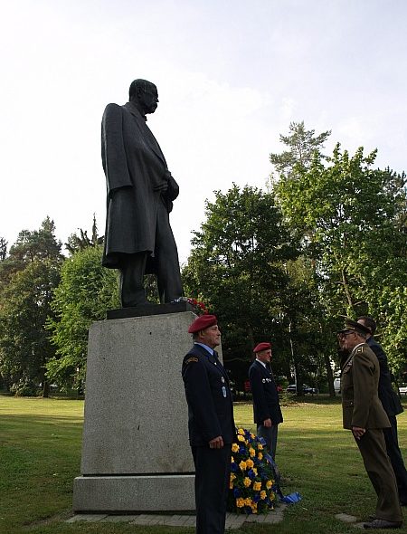 Kladení věnců k soše T. G. Masaryka ve Zlíně.