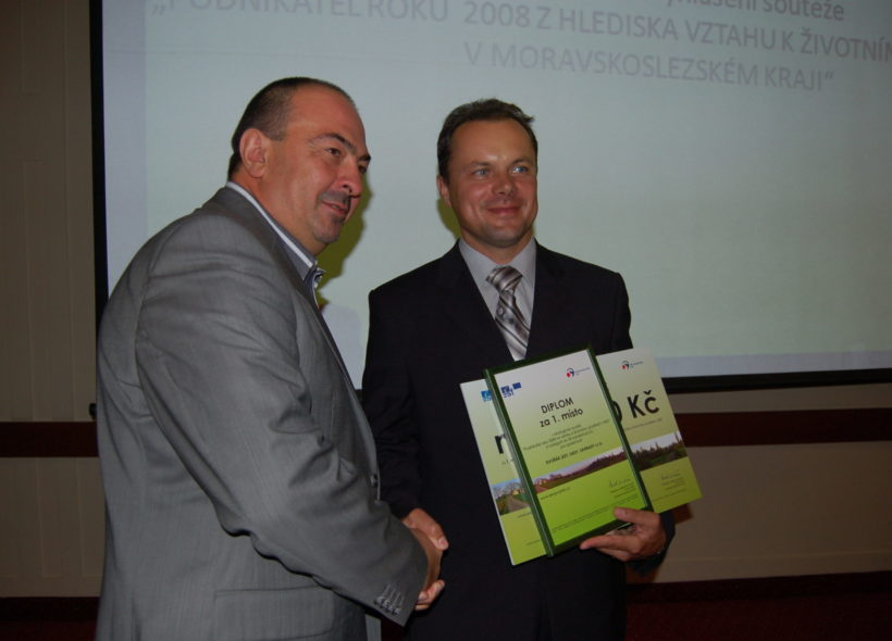 Pavol Lukša (vlevo) blahopřeje Bohuslavu Dvořákovi. 