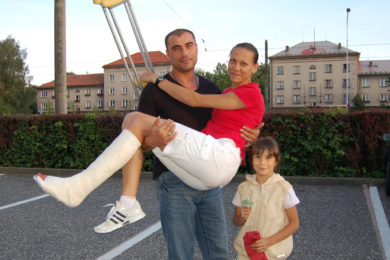 Romana Dubnova s nohou v sádře v náručí manžela Valentina a se svou dcerkou Nikol. 