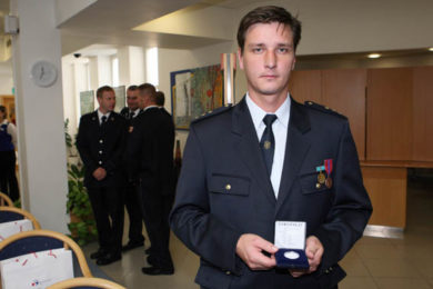 Velitel jednotky Sboru dobrovolných hasičů Studénka David Restl s medailí, kterou mu věnoval hejtman Evžen Tošenovský. 