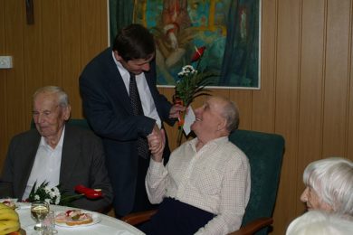 Náměstek primátorky předává kytici Antonínu Kučerovi (92 let).