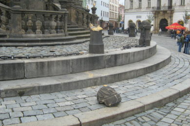 Vzácná olomoucká památka zapsaná na seznamu UNESCO opět čelila útoku vandalů. 