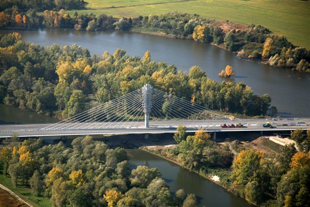 Letecký pohled na oceněný most.  