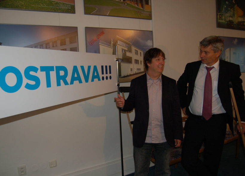 Aleš Najbrt (vlevo) předvádí primátorovi Ostravy Petru Kajnarovi nové logo. 