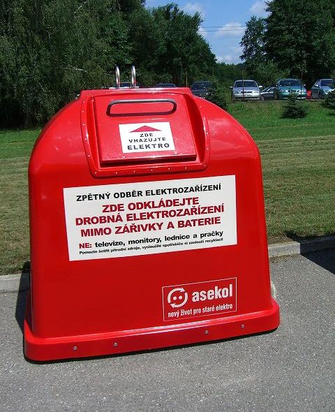 Červené stacionární kontejnery jsou určeny na drobná elektrozařízení.
