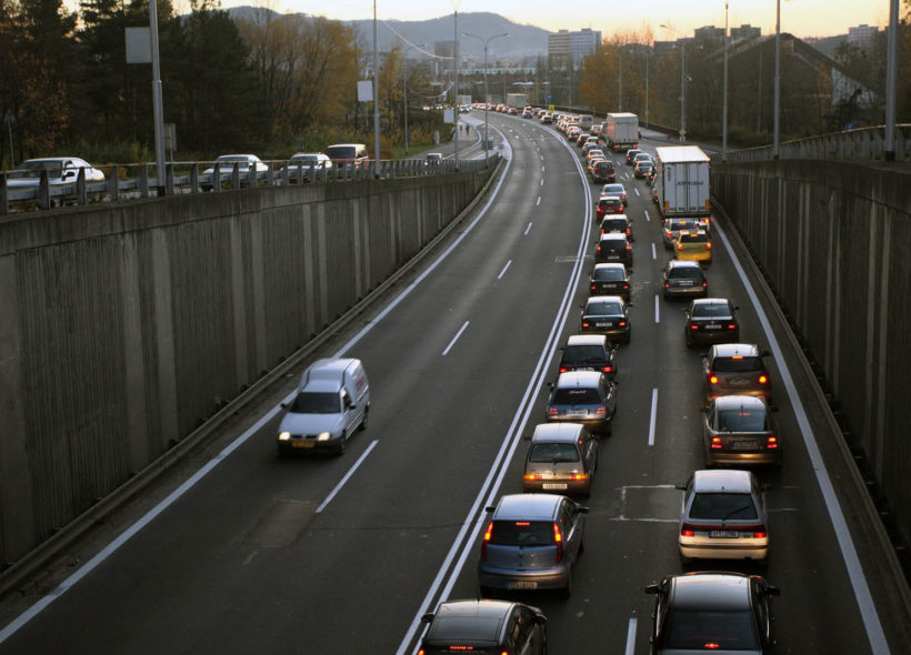 Přes Frýdek-Místek denně projede na 40 tisíc aut. Nyní čekají řidiče kolony.